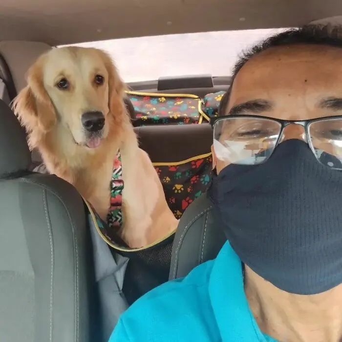 40 Selfies que este hombre se hizo con los pasajeros de su "taxi de mascotas"