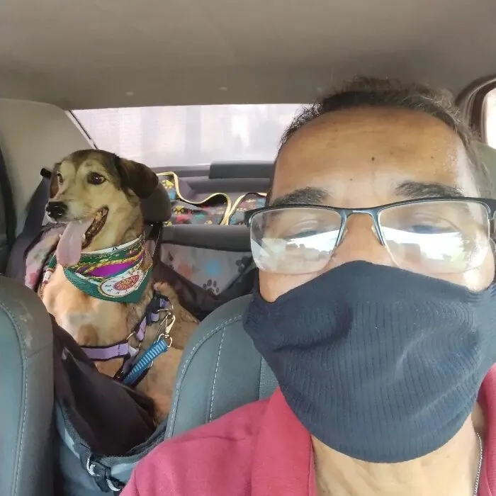 40 Selfies This Guy Has Taken With The Passengers Of His “Pet Taxi” Business