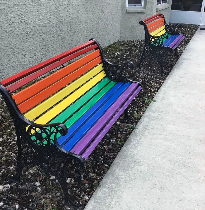 Mi abuela tiene 83 años y vive en la zona rural de Florida, donde está rodeada de personas anti-gays. Hace poco, volvió a pintar los bancos de su casa en apoyo de sus 3 nietos LGBT