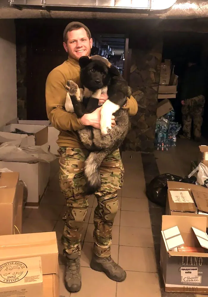 Un soldado ucraniano y un perro rescatado