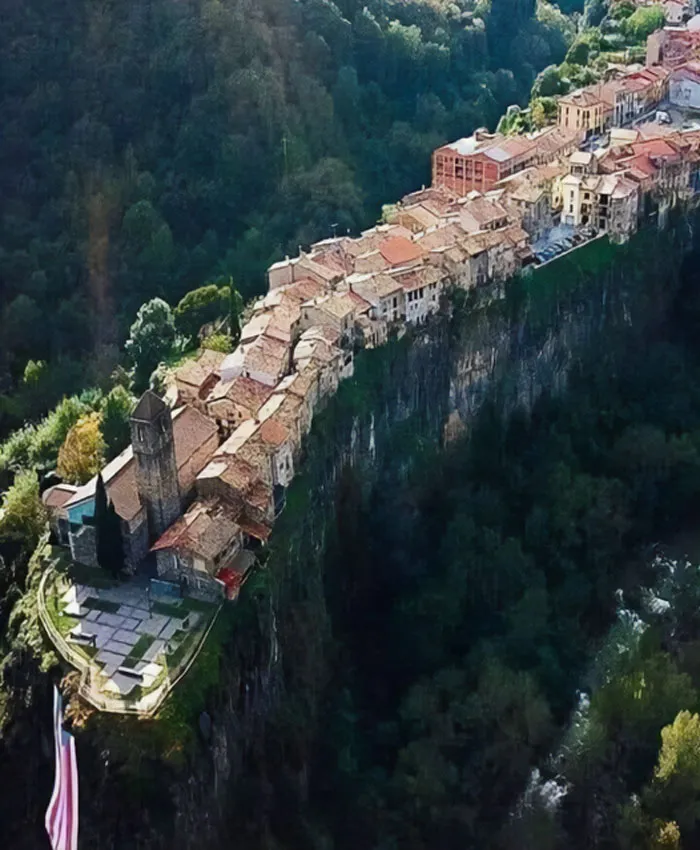 Este pueblo está construido sobre un acantilado basáltico de más de 50 metros de altura y tiene más de 1 kilómetro de largo. (Castellfollit De La Roca, España)