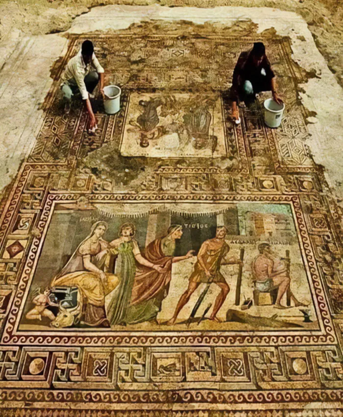 Un equipo de arqueólogos dirigido por el profesor Kutalmış Görkay, de la Universidad de Ankara (Turquía), ha descubierto tres antiguos mosaicos griegos en la ciudad turca de Zeugma, cerca de la frontera con Siria.