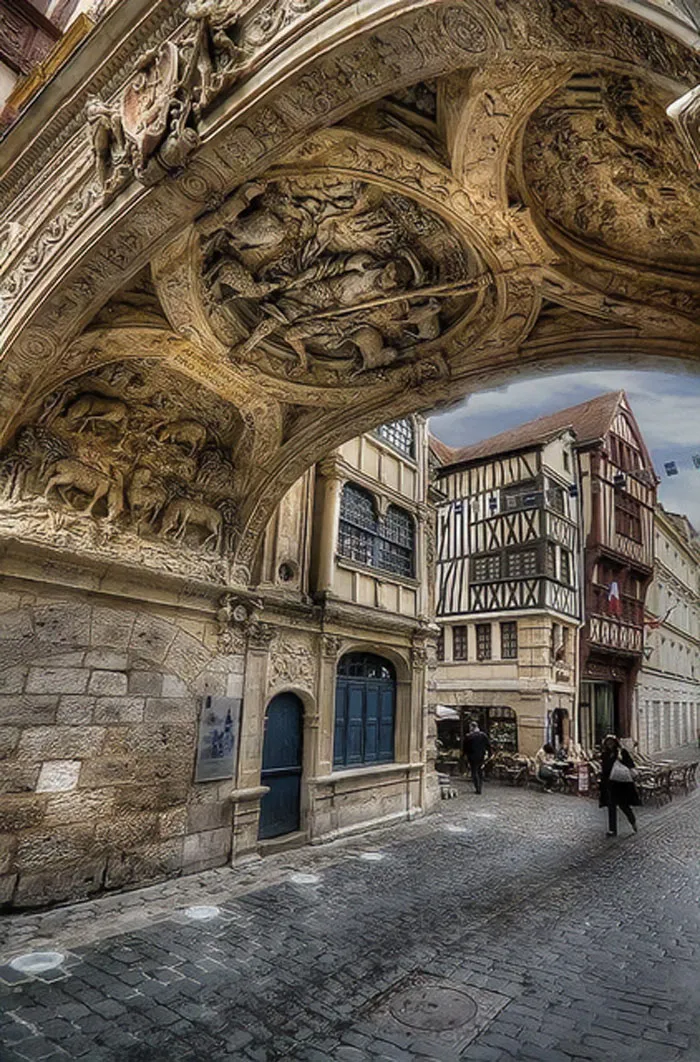 Un hermoso puente y una calle en Rouen, Normandía, Francia 