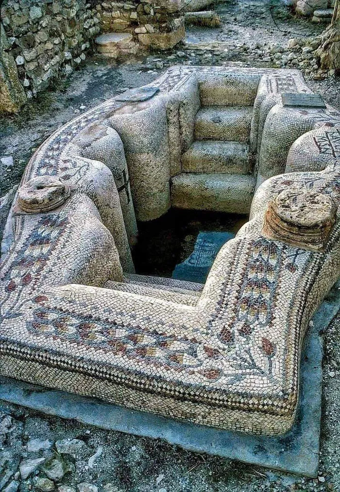 Antiguas ruinas romanas de Túnez - Cuenca del Baptisterio de la Basílica de San Vital, Sbeitla