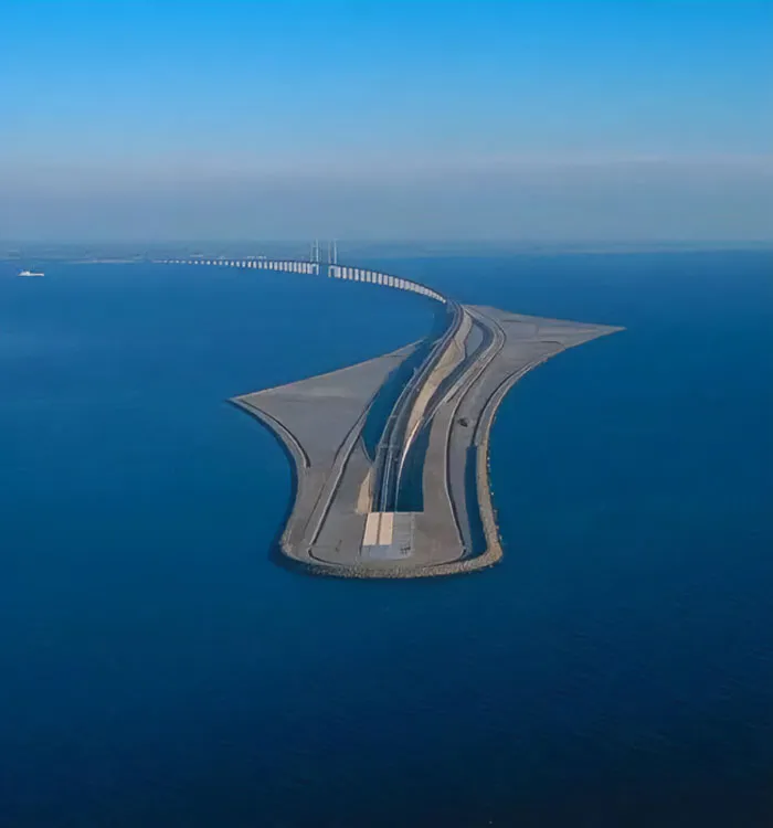 El puente que va desde Suecia, se convierte en un túnel bajo el mar y reaparece en Dinamarca. Ambos países están unidos por esta maravillosa obra de la ingeniería