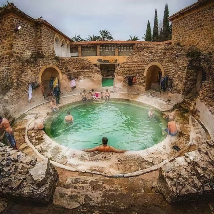 Una casa de baños romana construida por el emperador Vespasiano sigue en uso después de 2.000 años en Khenchela, Argelia