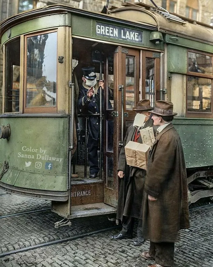 Un conductor de tranvía no permite que los pasajeros suban a bordo sin llevar mascarilla durante la pandemia de gripe española. Fotografía tomada en Seattle, Washington, EE.UU. en 1918