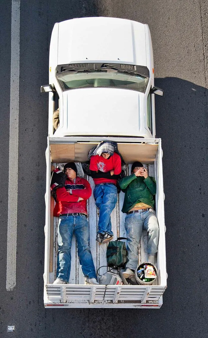 Este fotógrafo toma imágenes aéreas de los trabajadores que se desplazan diariamente por México en su serie "Carpoolers" (30 Fotos)