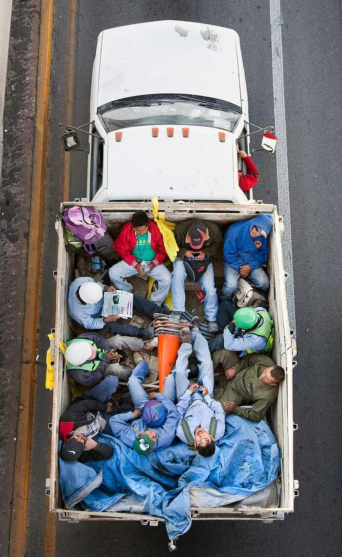 Este fotógrafo toma imágenes aéreas de los trabajadores que se desplazan diariamente por México en su serie "Carpoolers" (30 Fotos)
