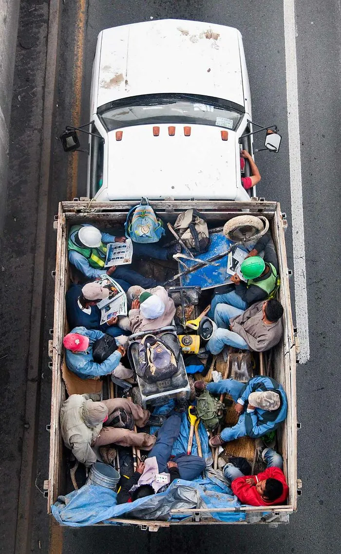 Este fotógrafo toma imágenes aéreas de los trabajadores que se desplazan diariamente por México en su serie "Carpoolers" (30 Fotos)