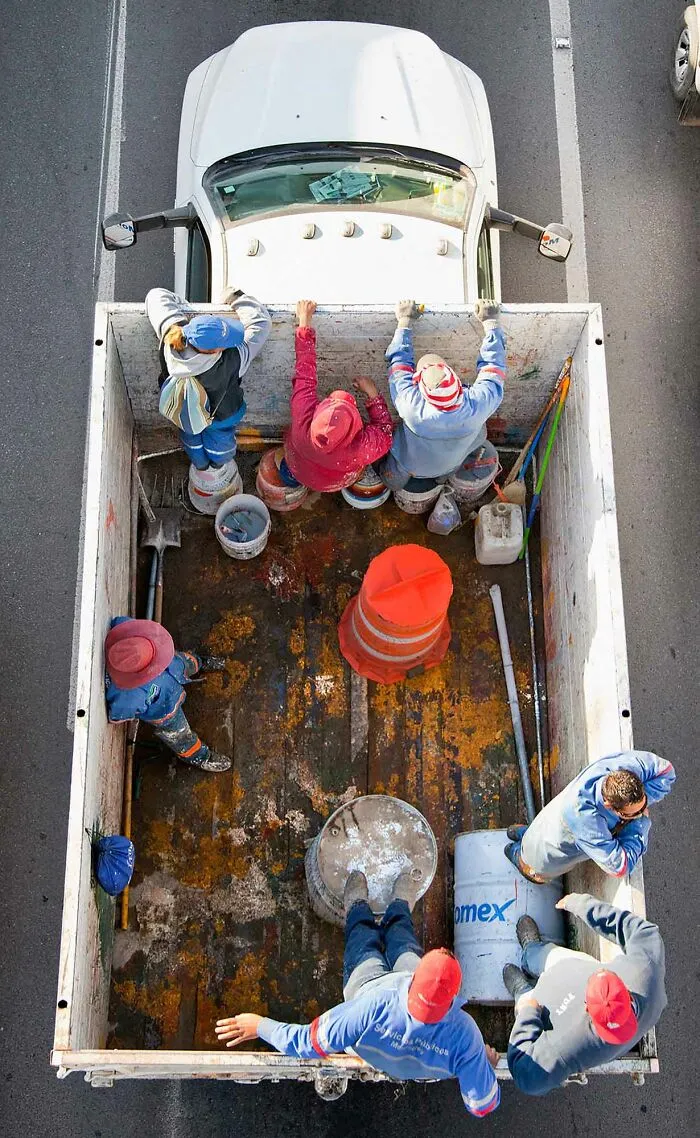 Este fotógrafo toma imágenes aéreas de los trabajadores que se desplazan diariamente por México en su serie "Carpoolers" (30 Fotos)