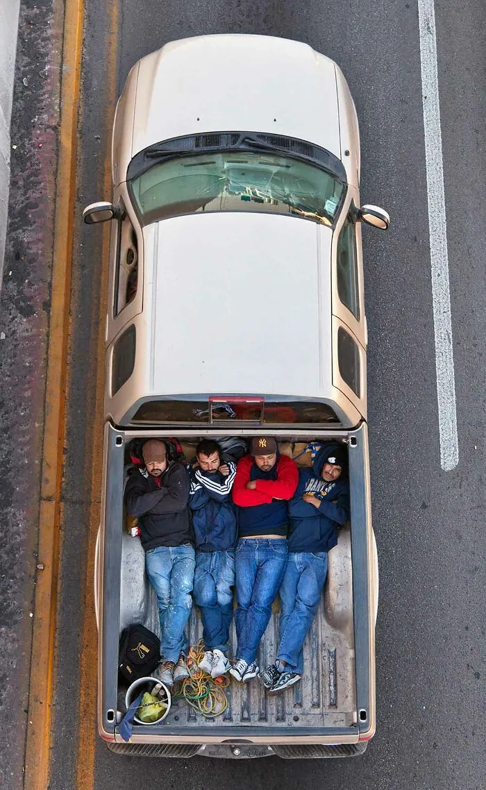 Este fotógrafo toma imágenes aéreas de los trabajadores que se desplazan diariamente por México en su serie "Carpoolers" (30 Fotos)
