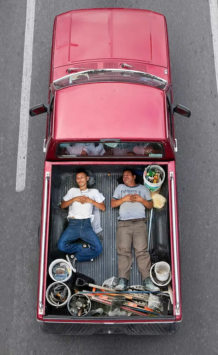 Este fotógrafo toma imágenes aéreas de los trabajadores que se desplazan diariamente por México en su serie "Carpoolers" (30 Fotos)