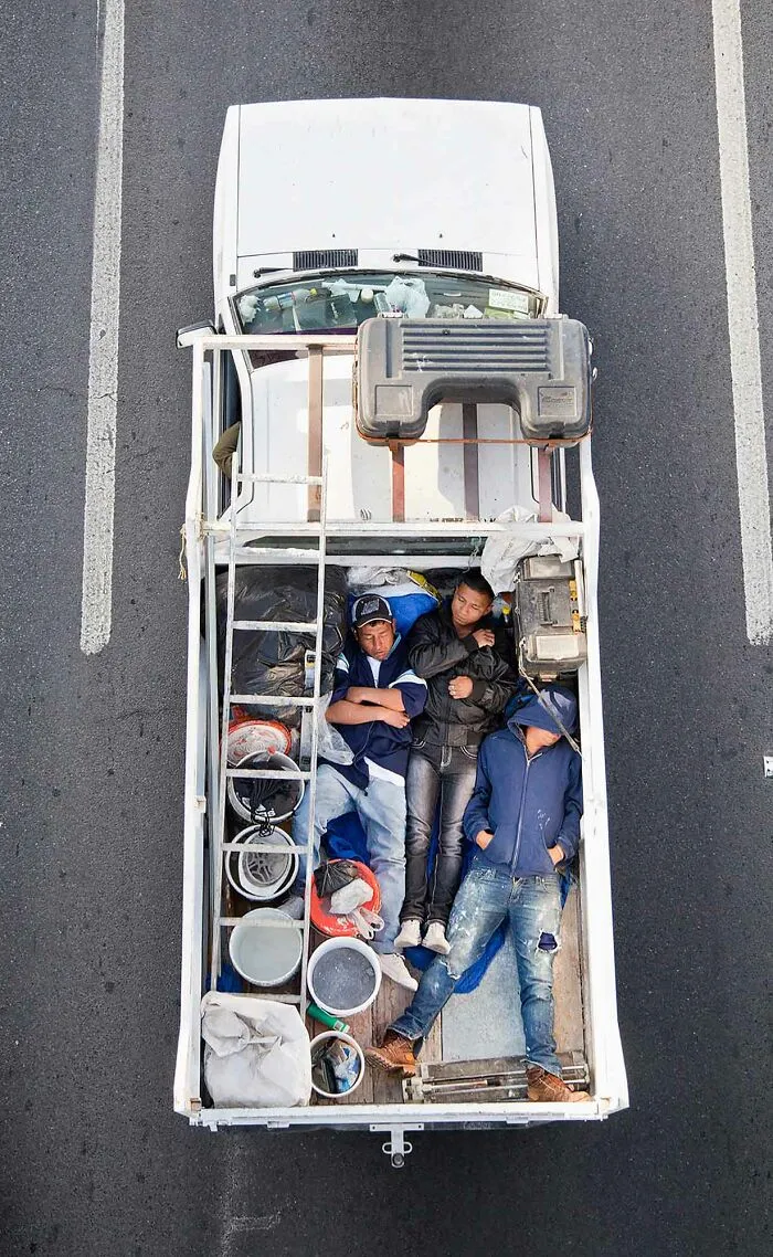 Este fotógrafo toma imágenes aéreas de los trabajadores que se desplazan diariamente por México en su serie "Carpoolers" (30 Fotos)