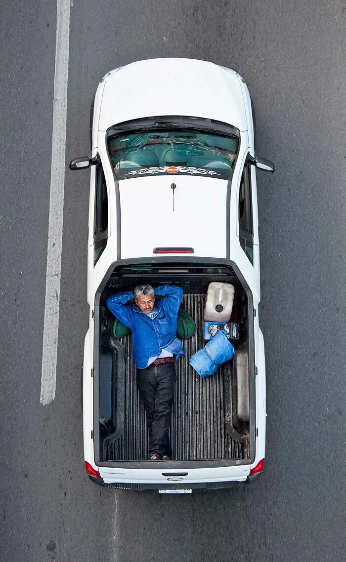 Este fotógrafo toma imágenes aéreas de los trabajadores que se desplazan diariamente por México en su serie "Carpoolers" (30 Fotos)