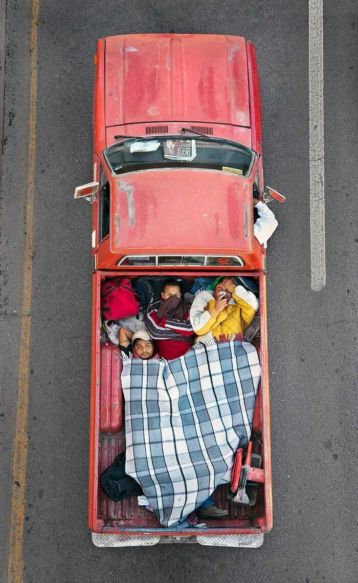 Este fotógrafo toma imágenes aéreas de los trabajadores que se desplazan diariamente por México en su serie "Carpoolers" (30 Fotos)