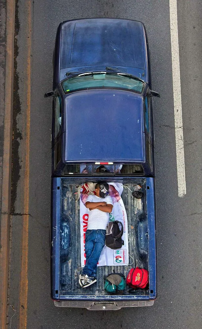 Este fotógrafo toma imágenes aéreas de los trabajadores que se desplazan diariamente por México en su serie "Carpoolers" (30 Fotos)