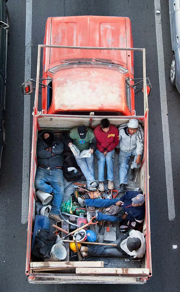 Este fotógrafo toma imágenes aéreas de los trabajadores que se desplazan diariamente por México en su serie "Carpoolers" (30 Fotos)