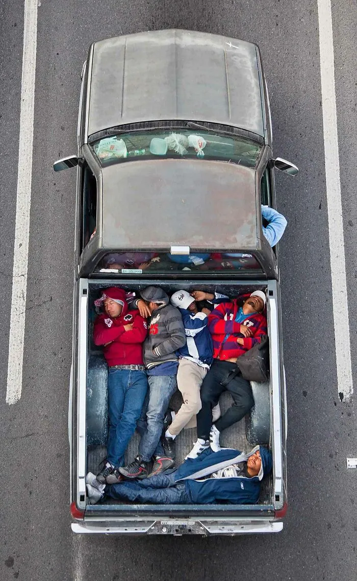 Este fotógrafo toma imágenes aéreas de los trabajadores que se desplazan diariamente por México en su serie "Carpoolers" (30 Fotos)