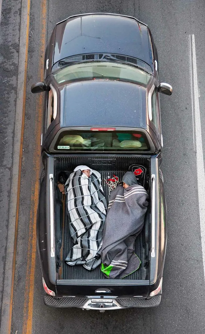 Este fotógrafo toma imágenes aéreas de los trabajadores que se desplazan diariamente por México en su serie "Carpoolers" (30 Fotos)