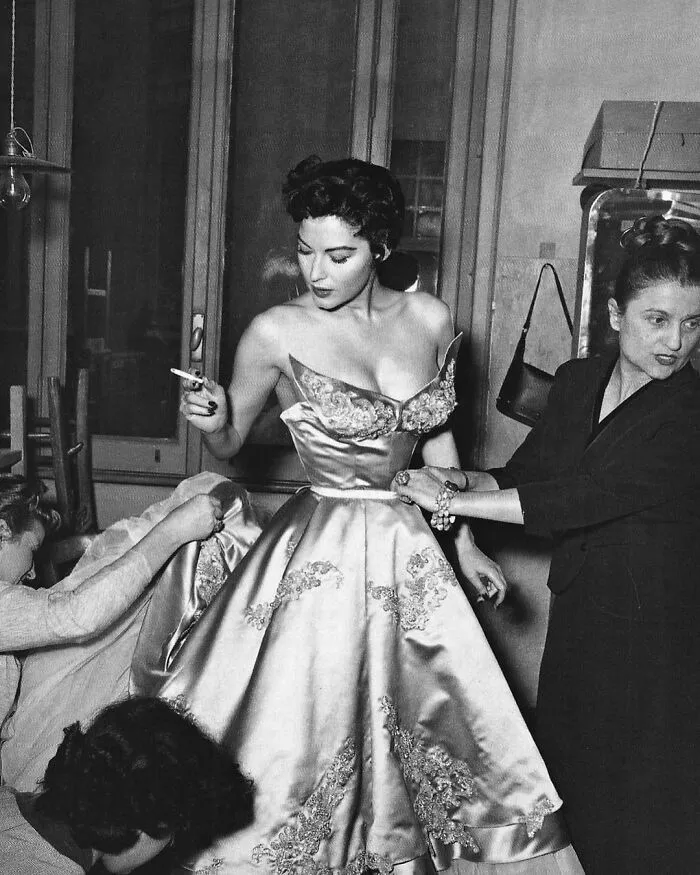 Ava Gardner poniéndose el traje en el plató de La Condesa Descalza, 1954