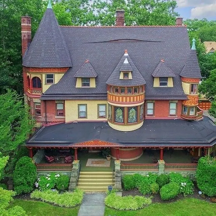 This Instagram Page With 494K Followers Collects 'Historical Homes Of America', Here Are 40 Of The Prettiest Ones