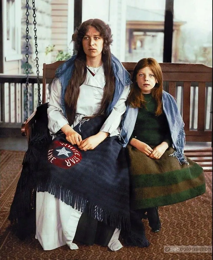 Charlotte y Marjorie Collyer, supervivientes del hundimiento del Titanic que tuvo lugar en abril de 1912. Eran pasajeros de segunda clase en el barco y el marido de Charlotte/padre de Marjorie, Harvey Collyer, murió en el desastre. Foto tomada en junio de 1912