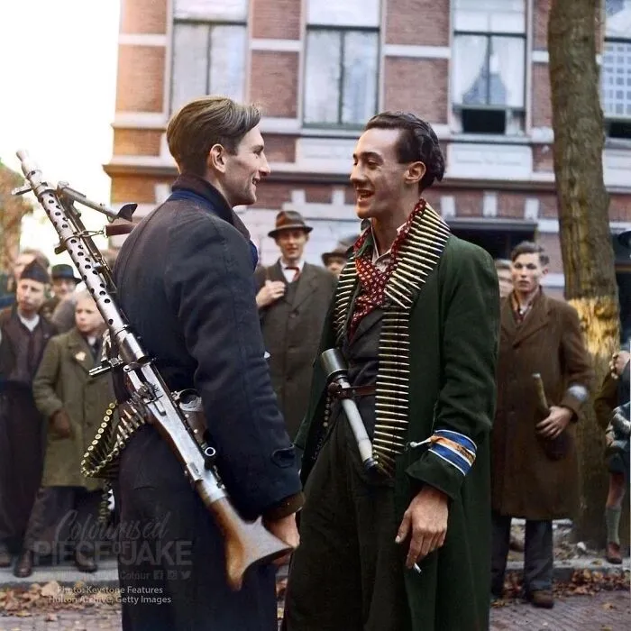 Combatientes de la resistencia holandesa fotografiados celebrando la liberación de la ciudad de Breda, Países Bajos, por la 1ª División Blindada polaca el 29 de octubre de 1944