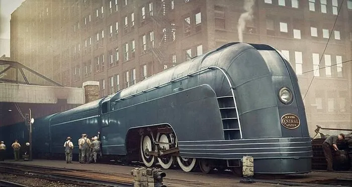 Tren Mercury fotografiado en 1936. Mercury era el nombre utilizado por el New York Central Railroad para una familia de trenes de pasajeros de línea diurna que operaban entre ciudades del medio oeste. Los Mercury comenzaron a funcionar en 1936 y duraron hasta 1959
