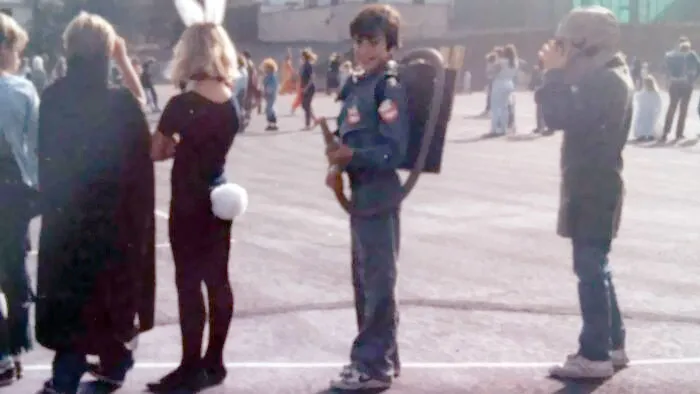Mi madre me hizo este traje de Cazafantasmas para Halloween con un par de cajas de zapatos y una manguera de aspiradora. En los 80