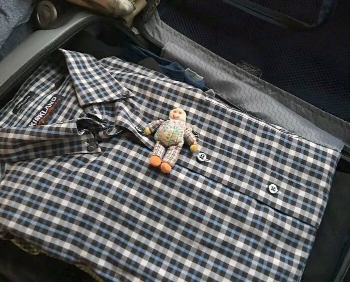 A mi papá le da miedo volar, así que cuando tenía 5 años le hice un muñeco para que lo sostuviera en el avión. Mamá me acaba de enviar esta foto. La muñeca tiene 43 años