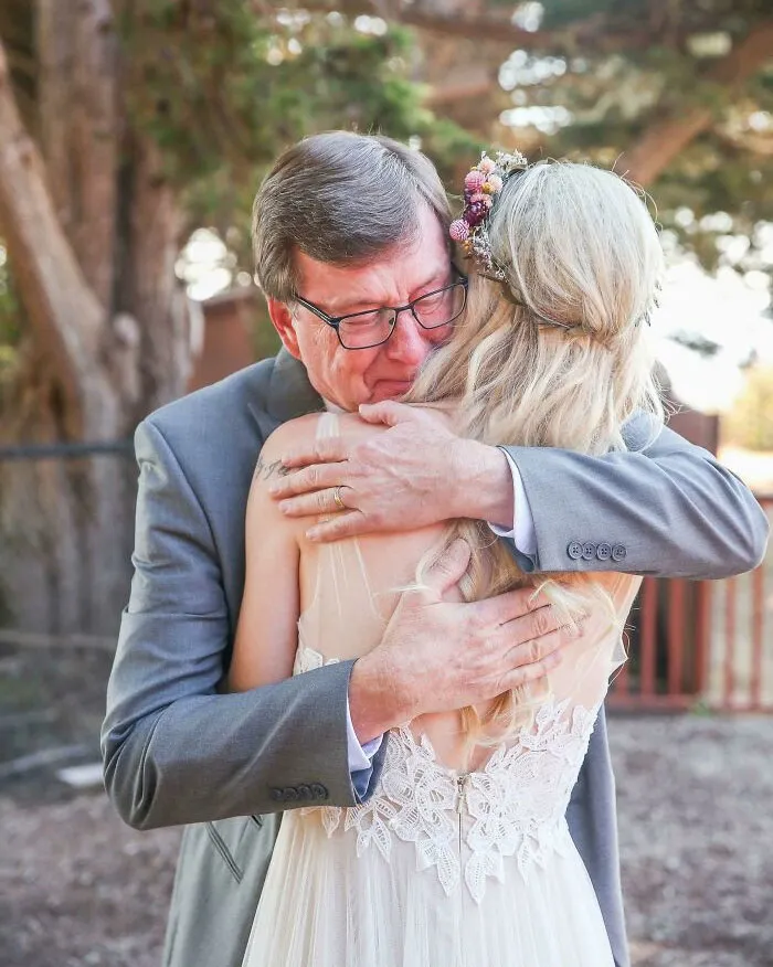El fotógrafo de mi boda me sugirió de último momento tomar fotografías de la primera impresión con mi papá. Creo que su reacción demuestra la suerte que tengo de tenerlo como padre