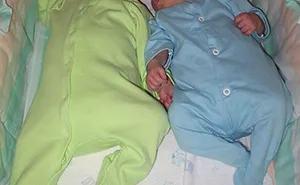 Mom Decided To Dress Her Twin Boys In Two Different Colors To Tell Them Apart, Cousin Goes "Ballistic" On Her