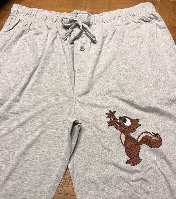 Mi suegra hizo a todos los hombres de nuestra familia un par de estos pantalones de dormir para Navidad