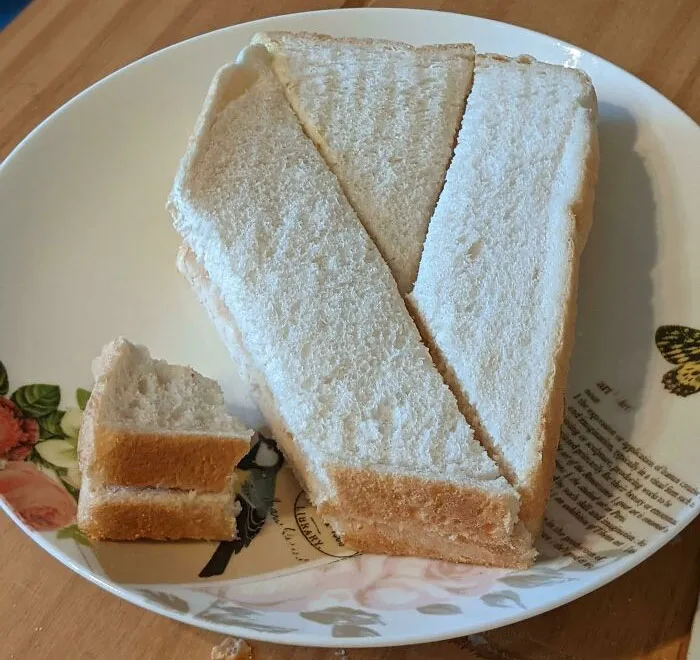 Cómo quieres que corte tu sándwich dijo ella. No me importa, dije. Resulta que sí, ligeramente