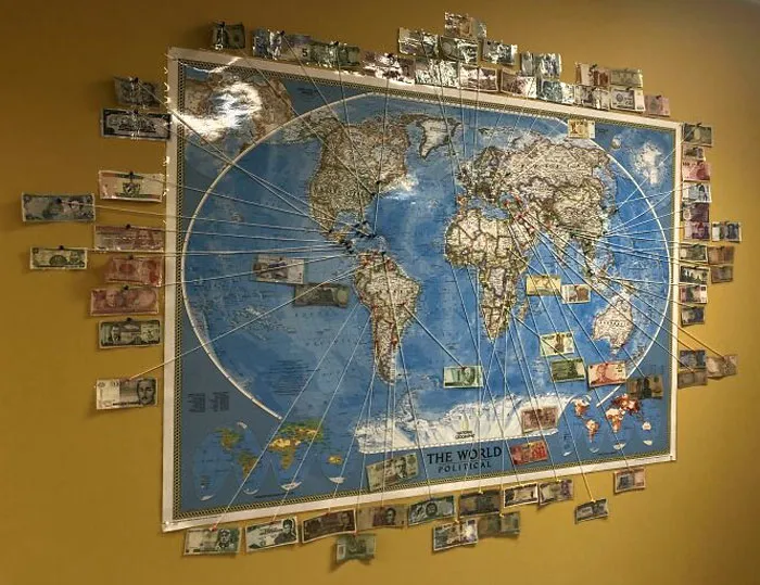 Mis padres tienen un mapa de billetes de todo el mundo