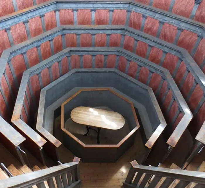 El teatro anatómico de la universidad de Uppsala en la que se diseccionaba cuerpos ante el público (construido en 1663, Suecia)