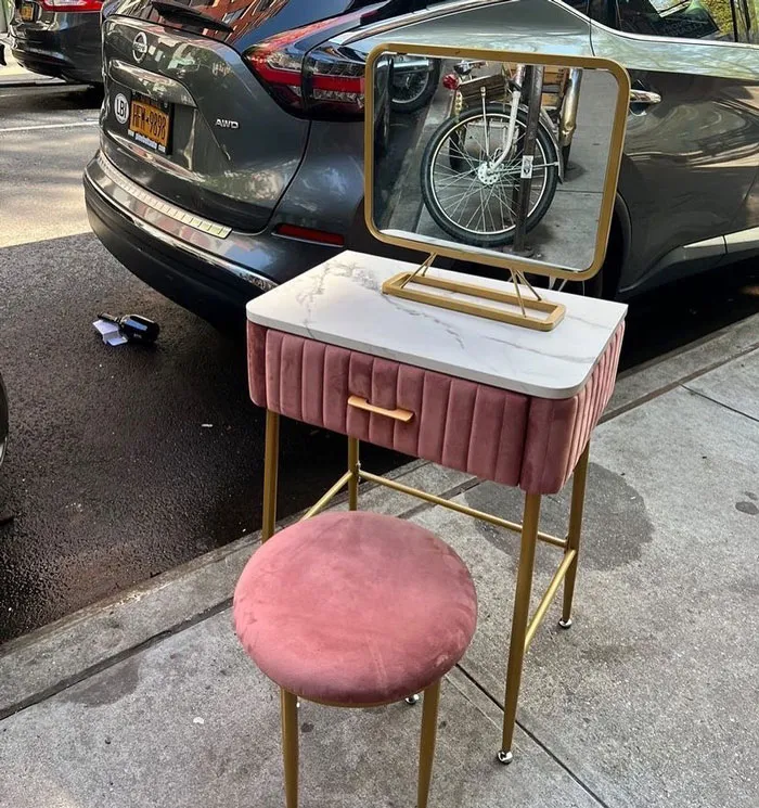  Ladies And Gentlemen… A Banger Of A Stoop! Thompson Between Prince & Spring