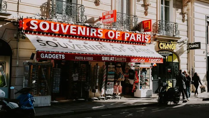 30 People Warn Tourists About Common Scams In Their Countries
