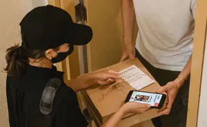 "I Just Said Thank You And Left": Man’s Nice Gesture Is Praised After Pizza Hut Driver Got A $20 Tip On A $938 Order