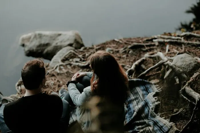 20 Momentos de hombres asustando a mujeres sin darse cuenta siquiera