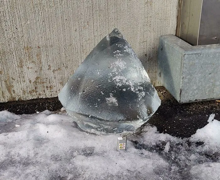 Un gran diamante de hielo que encontré al azar al costado de la carretera. Allí dejé mi encendedor para dar una escala