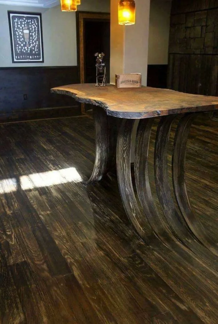 Impresionante mesa que parece salir del suelo