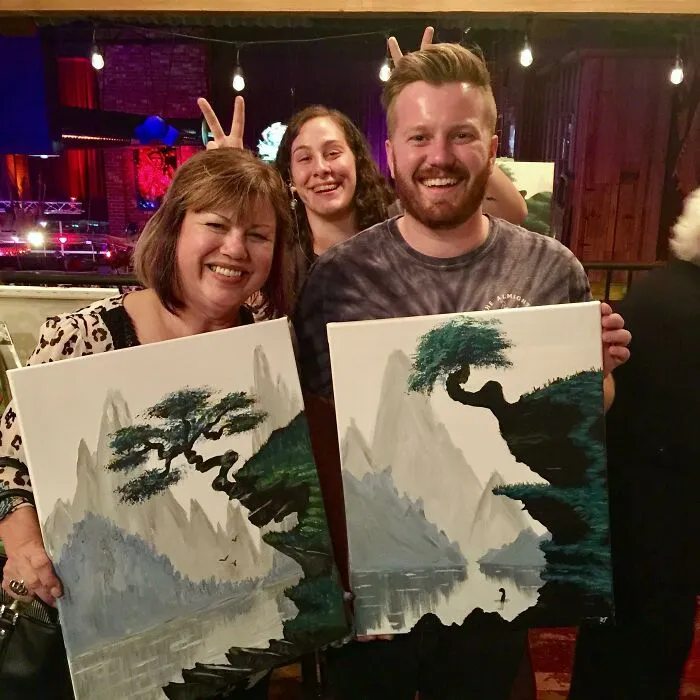 Fui a una noche de pintura con mi madre. Lo pasamos tan bien, y fue lo más feliz que he estado en mucho tiempo