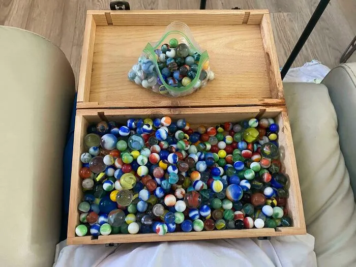 La vieja colección de canicas que alguien tiró a la basura y yo la rescaté 