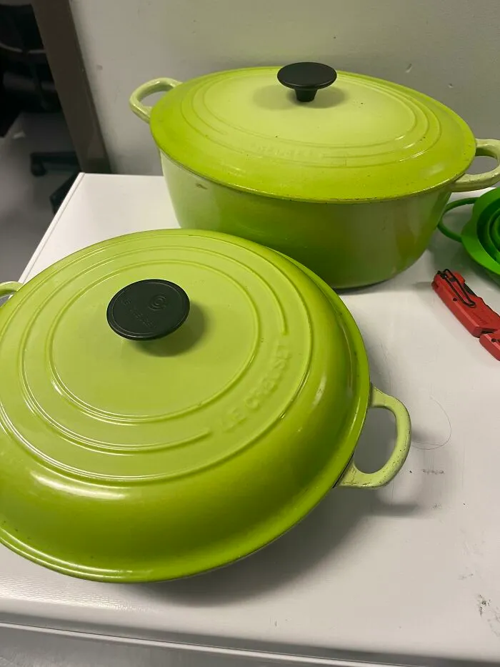 Dos ollas de Le Creuset abandonadas en el contenedor de mi trabajo
