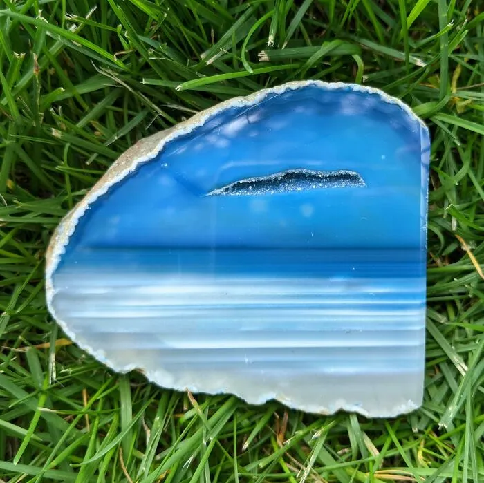 Esta geoda se parece a las olas de un océano en la playa