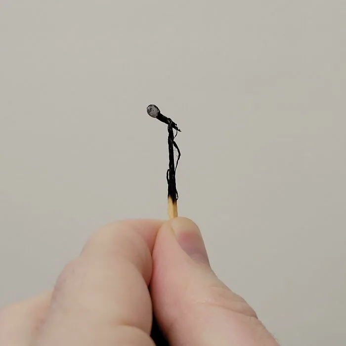 El fósforo usado parece exactamente un soporte de micrófono