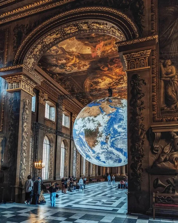 La instalación inflable "Gaia" en la sala pintada barroca del siglo XVIII del Old Royal Naval College, Greenwich, Londres, Reino Unido