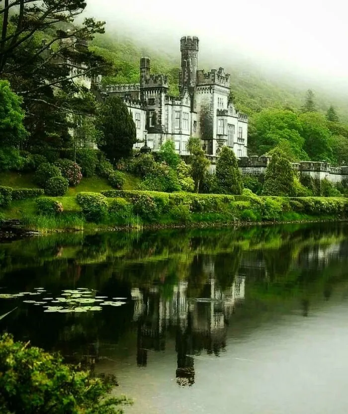 Abadía de Kylemore en la niebla, Connemara, Galway, Irlanda
